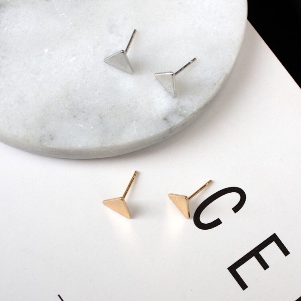 ✨ MAKE OFFER ✨ SIMPLE TRIANGLE STUD EARRINGS
